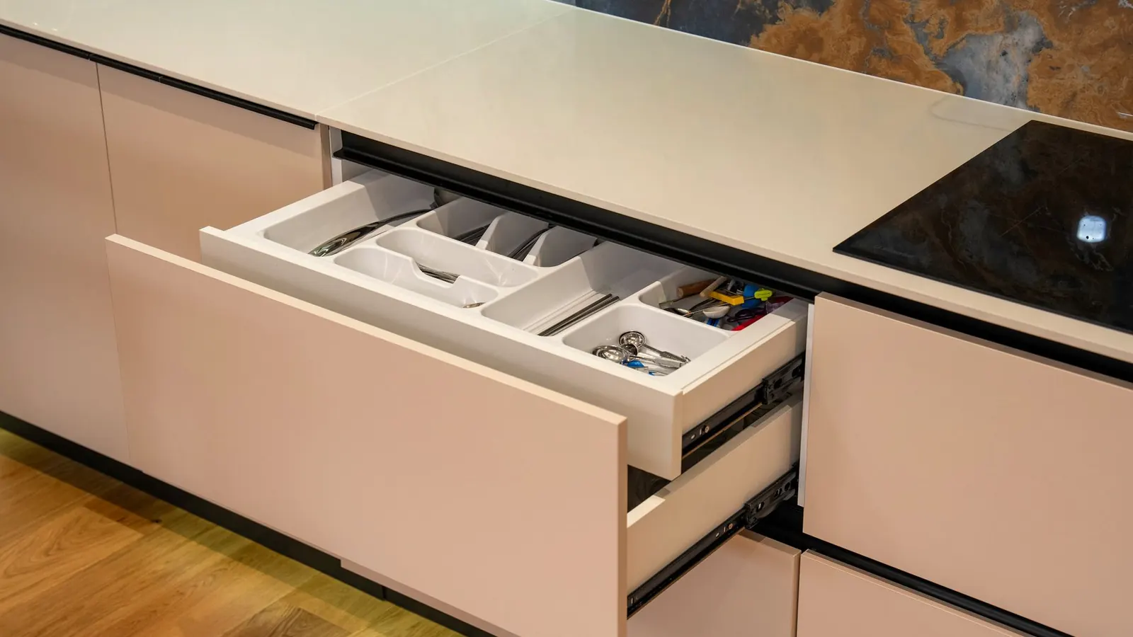 Moderne schwarze Einbauküche mit Schublade und Arbeitsplatte