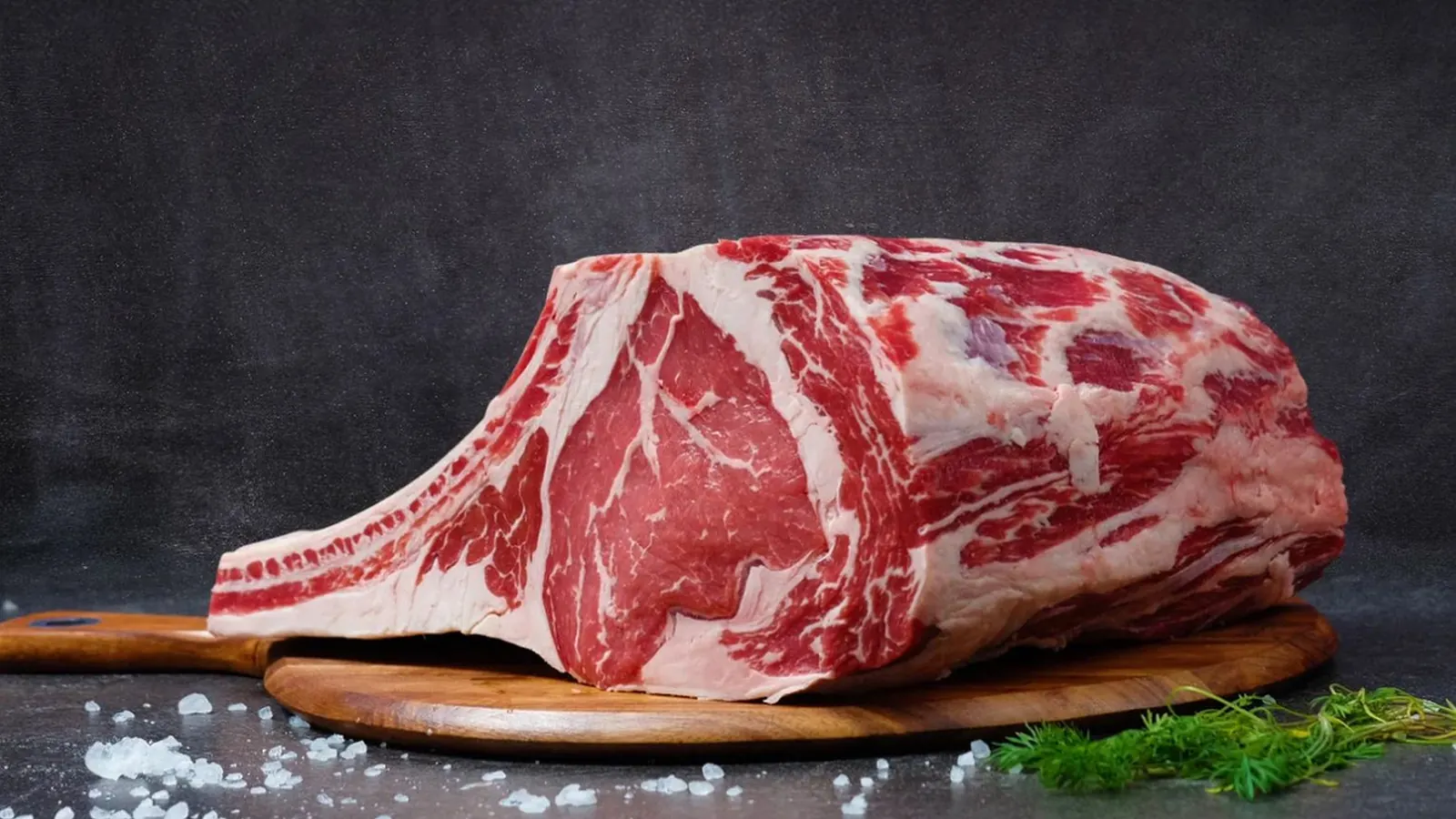 Rohes Tomahawk-Steak auf Holzbrett
