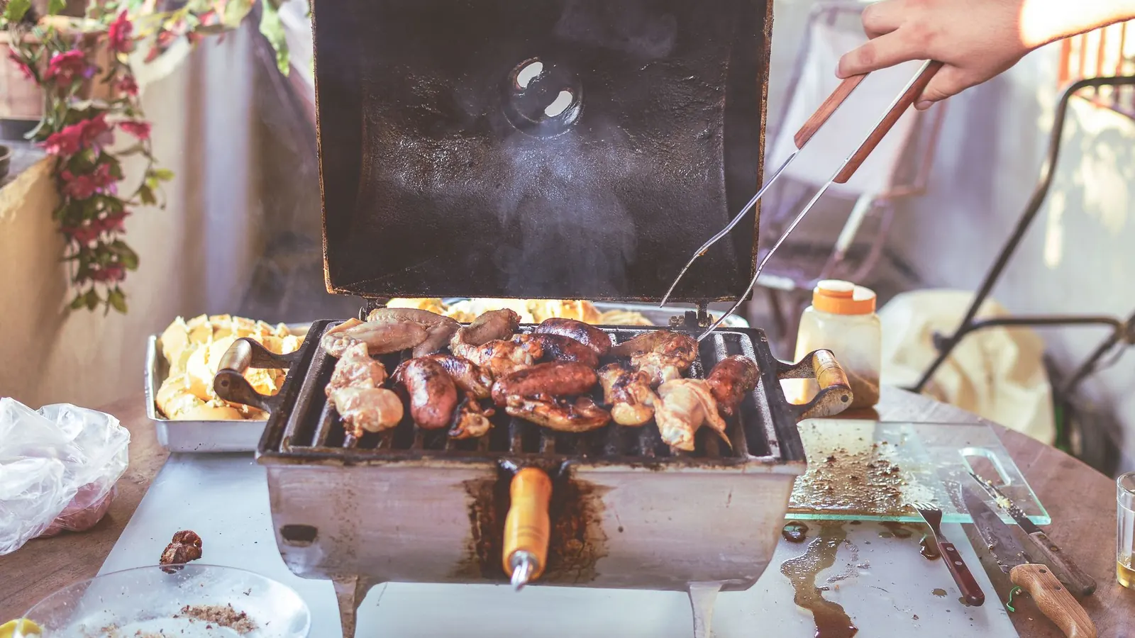 Kabellose Fleischthermometer-Sonde steckt in einem Braten auf dem Grill