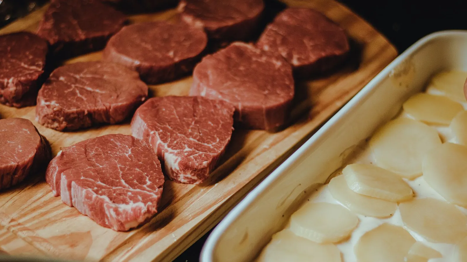 Sous-vide-Garer mit Becken und vakuumiertem Fleisch auf der Küchenarbeitsplatte
