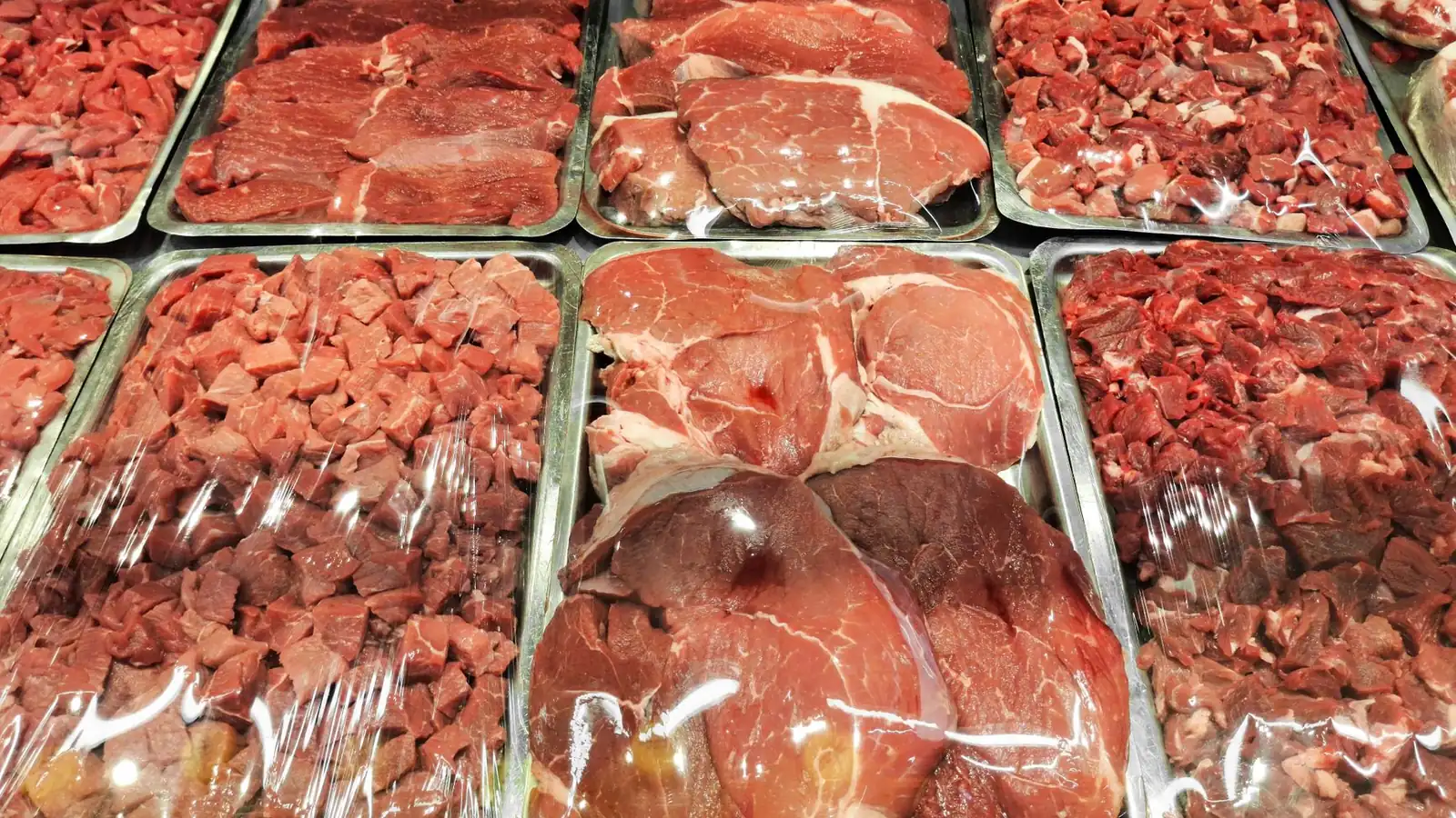 Große Mengen Fleisch zum Portionieren und Vakuumieren