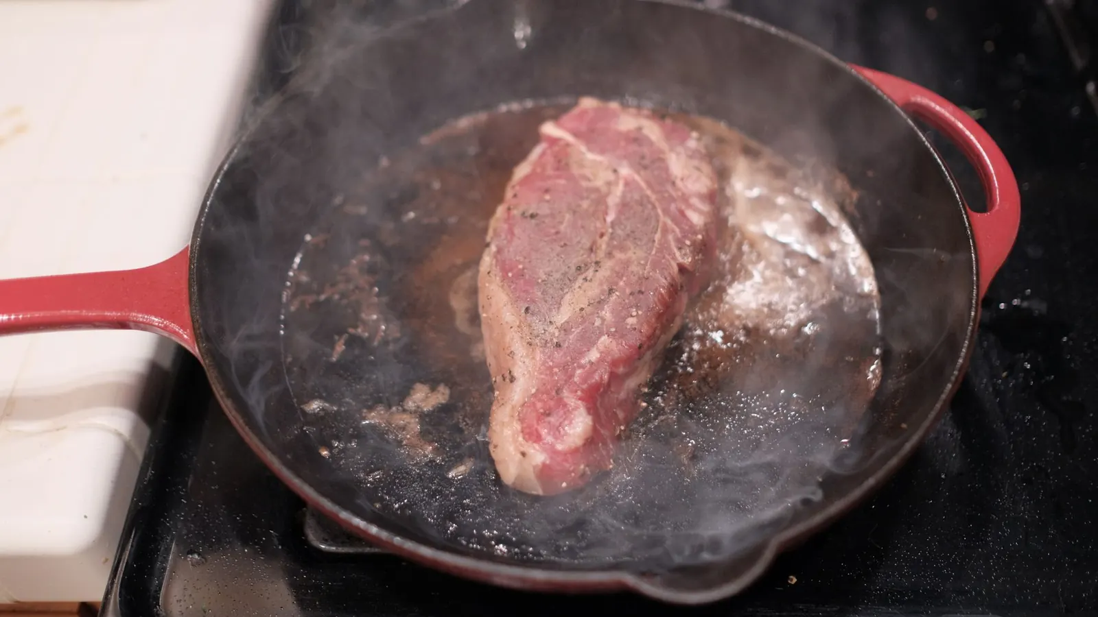 Steak wird in einer Pfanne angebraten