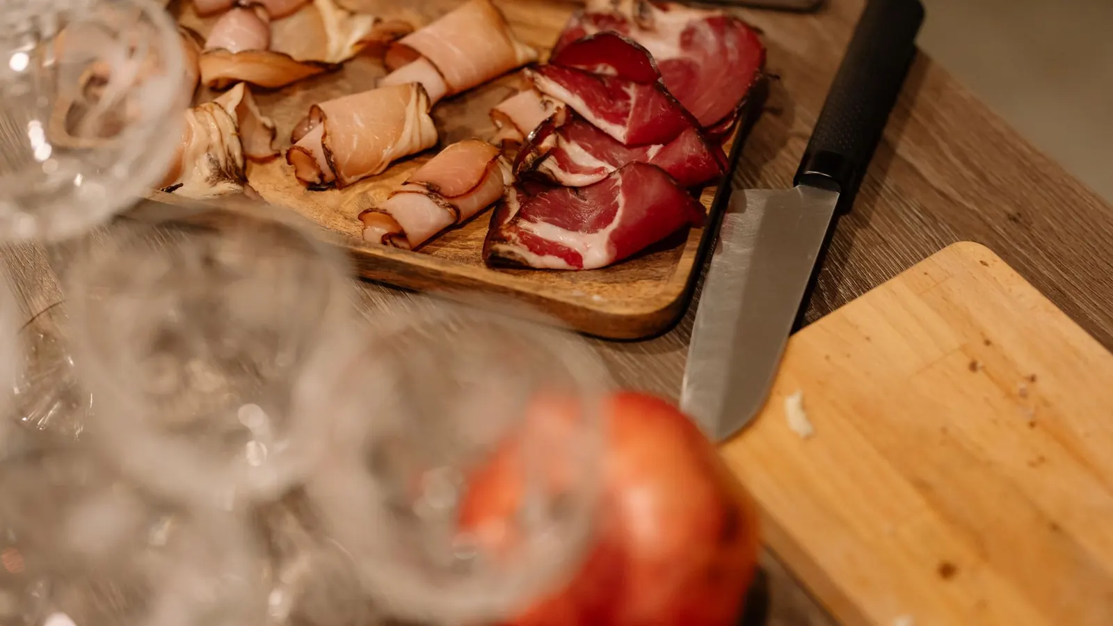 Vakuumierer verschweißt einen Beutel mit Fleisch auf der Küchenarbeitsplatte
