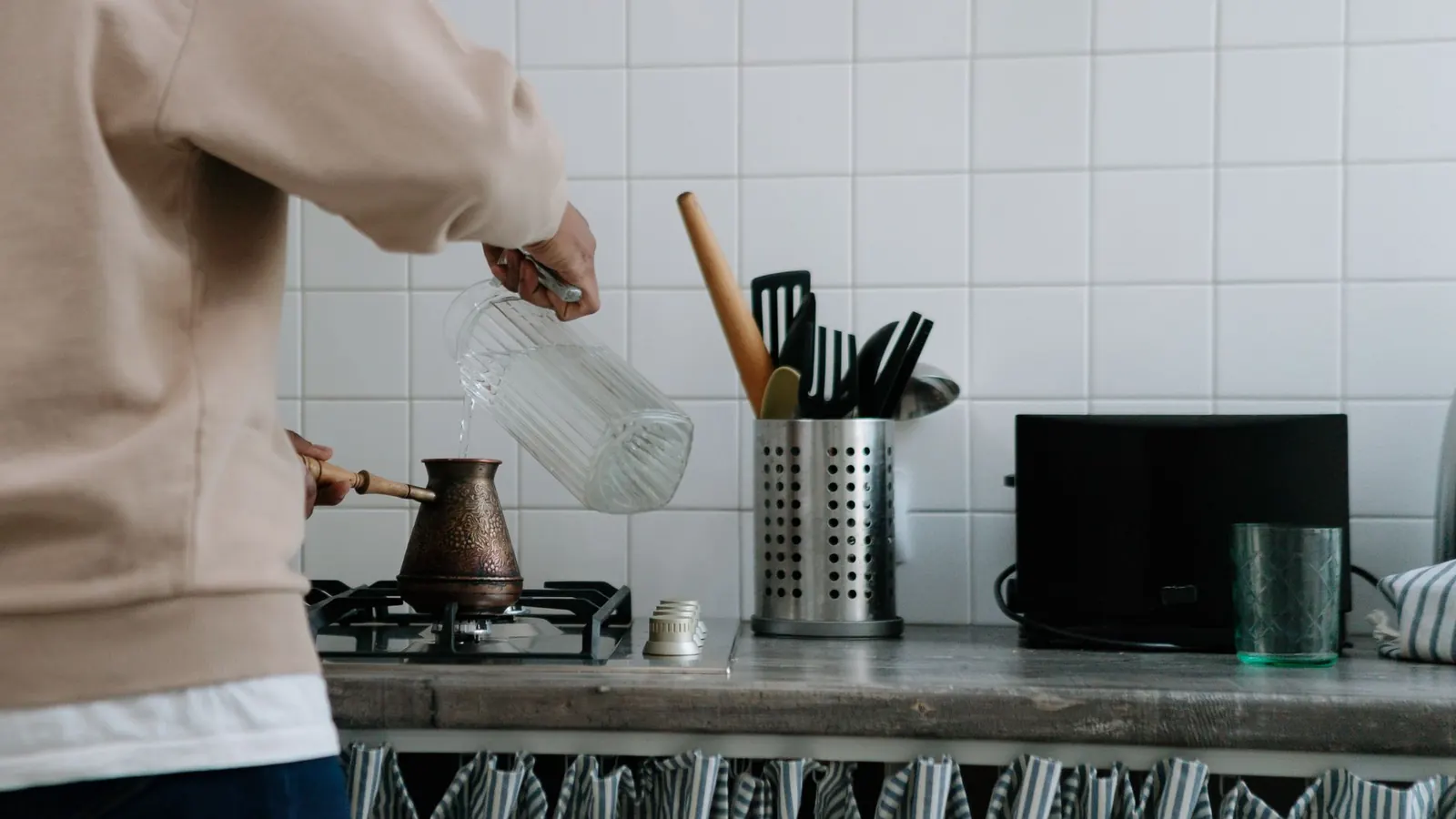 Sous-vide-Garer in einem Wasserbehälter mit Beutel in der Küche